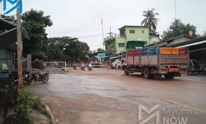 ဘုရားသုံးဆူမြို့ရှိ အဖွဲ့စုံ စစ်ဆေးရေးဂိတ်ကို ၂၀၂၄ ခုနှစ် ဇူလိုင်လ အတွင်းက တွေ့ရစဉ်။ (ဓာတ်ပုံ- Myanmar Now)