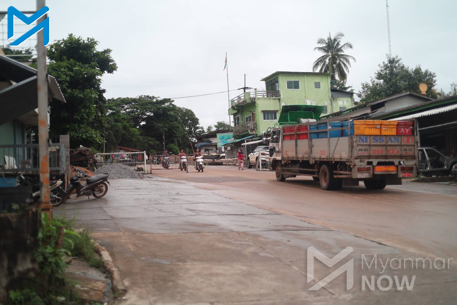 ဘုရားသုံးဆူမြို့ရှိ အဖွဲ့စုံ စစ်ဆေးရေးဂိတ်ကို ၂၀၂၄ ခုနှစ် ဇူလိုင်လ အတွင်းက တွေ့ရစဉ်။ (ဓာတ်ပုံ- Myanmar Now)