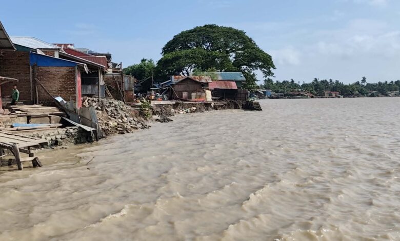 ရေလွှမ်းမိုးမှုအခြေအနေကို ရင်ဆိုင်နေရသည့် ရခိုင်ပြည်။