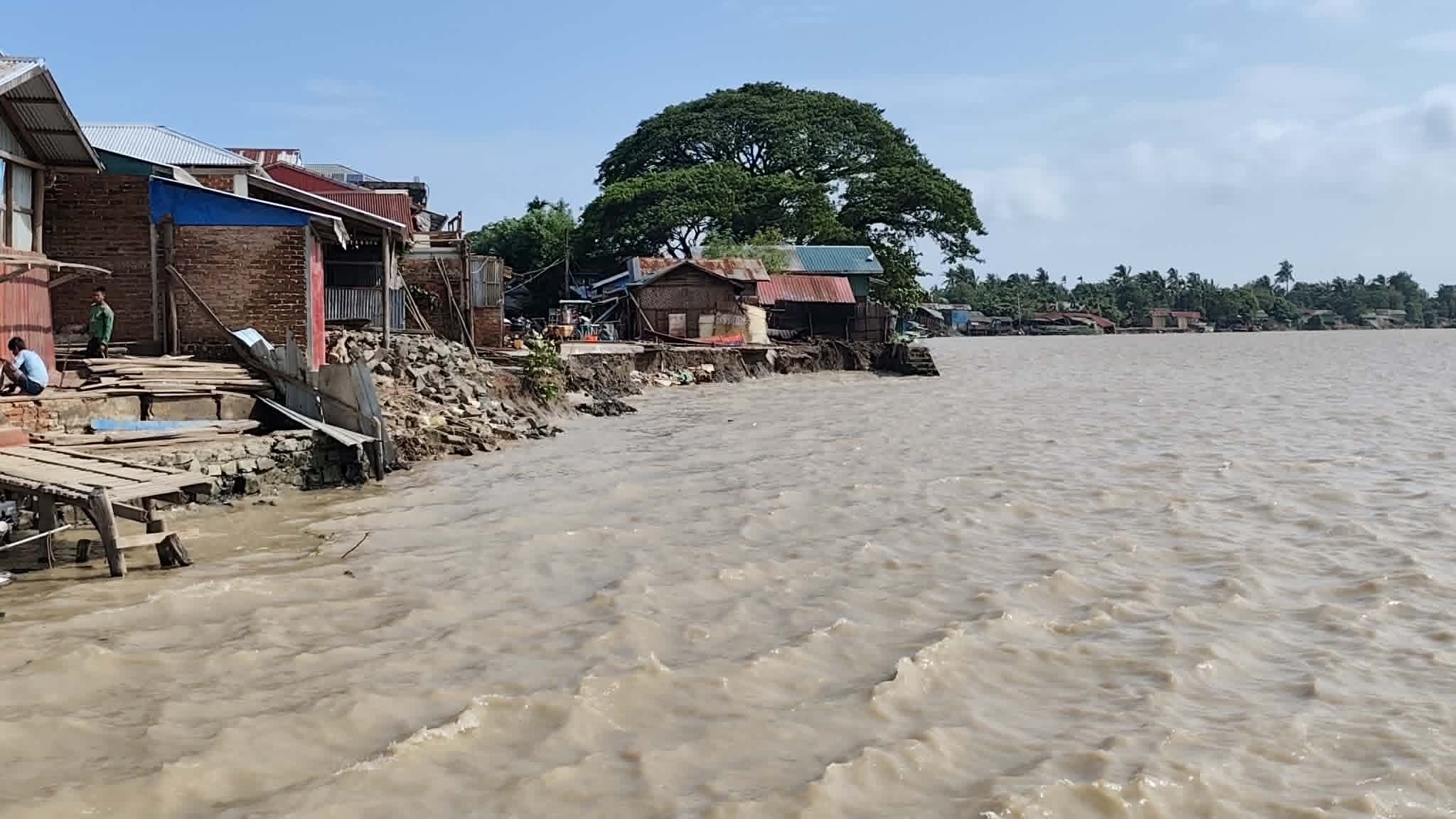 ရေလွှမ်းမိုးမှုအခြေအနေကို ရင်ဆိုင်နေရသည့် ရခိုင်ပြည်။