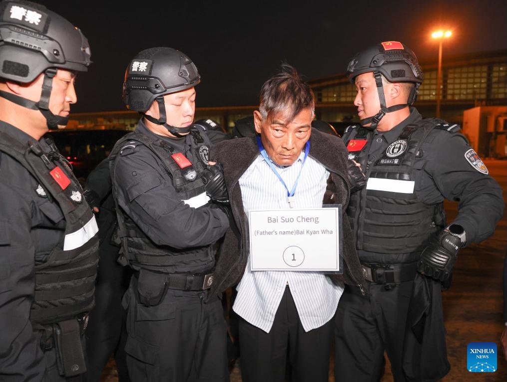 ၂၀၂၄ ခုနှစ် ဇန်နဝါရီလ ၃၀ ရက်၊ နေပြည်တော်လေဆိပ်၌ တရုတ်ရဲများက ကျားဖြန့်လုပ်ငန်း အဓိက သံသယတရားခံများ၊ အလိုရှိနေသူများကို သွားရောက် လွှဲပြောင်းယူခဲ့ရာ ထိုအထဲတွင် ကြံ့ခိုင်ရေးပါတီ ကိုယ်စားပြု ရှမ်းပြည်နယ်လွှတ်တော်အမတ်၊ ကိုးကန့်ကိုယ်ပိုင်အုပ်ချုပ်ခွင့်ရဒေသ၏ ပထမဆုံးဥက္ကဋ္ဌ ဦးပယ်ဆောက်ချိန် ပါဝင်သည်ကို တရုတ်အစိုးရထုတ်ပြန်သည့် မှတ်တမ်းဓာတ်ပုံတွင် တွေ့ရသည်။ (ဓာတ်ပုံ - Xinhua)