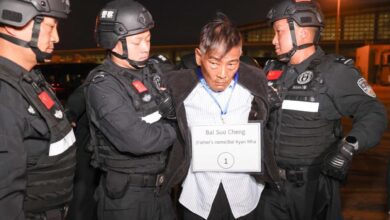 ၂၀၂၄ ခုနှစ် ဇန်နဝါရီလ ၃၀ ရက်၊ နေပြည်တော်လေဆိပ်၌ တရုတ်ရဲများက ကျားဖြန့်လုပ်ငန်း အဓိက သံသယတရားခံများ၊ အလိုရှိနေသူများကို သွားရောက် လွှဲပြောင်းယူခဲ့ရာ ထိုအထဲတွင် ကြံ့ခိုင်ရေးပါတီ ကိုယ်စားပြု ရှမ်းပြည်နယ်လွှတ်တော်အမတ်၊ ကိုးကန့်ကိုယ်ပိုင်အုပ်ချုပ်ခွင့်ရဒေသ၏ ပထမဆုံးဥက္ကဋ္ဌ ဦးပယ်ဆောက်ချိန် ပါဝင်သည်ကို တရုတ်အစိုးရထုတ်ပြန်သည့် မှတ်တမ်းဓာတ်ပုံတွင် တွေ့ရသည်။ (ဓာတ်ပုံ - Xinhua)