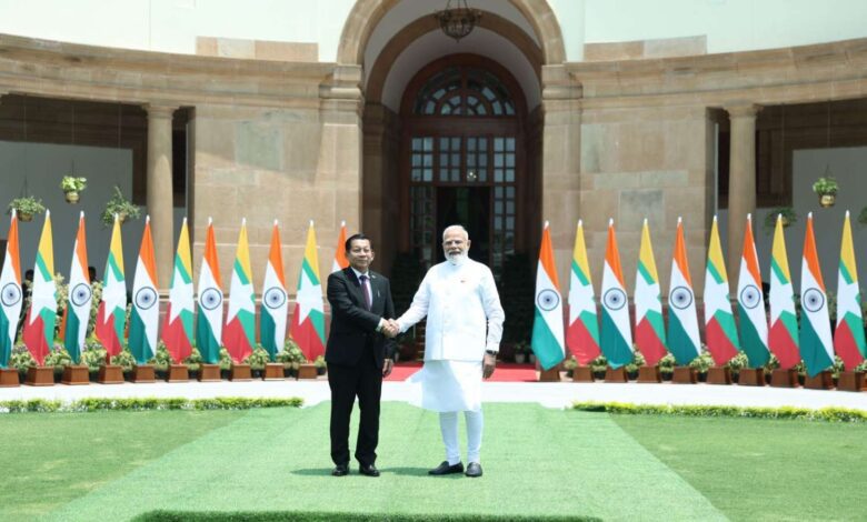 အိန္ဒိယဝန်ကြီးချုပ်မိုဒီနှင့် ဦးမင်းအောင်လှိုင်တို့ ပြီးခဲ့သည့်ဇွန်လ ၁ ရက်တွင် အိန္ဒိယ၌တွေ့ဆုံစဉ်။ (ဓာတ်ပုံ- စစ်တပ်ထိန်းချုပ် MOI)