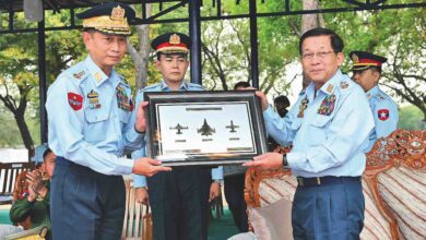 စစ်တပ်က ၂၀၂၆ ခုနှစ် မတ်လတွင် ထုတ်ပြန်သော စစ်လေယာဉ်သစ်များ မိတ်ဆက်ပွဲ အခမ်းအနားတွင် တွေ့ရသည့် အာဏာသိမ်းစစ်ခေါင်းဆောင်နှင့် လေတပ်ခေါင်းဆောင်များ။