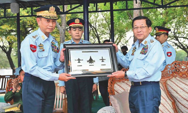 စစ်တပ်က ၂၀၂၆ ခုနှစ် မတ်လတွင် ထုတ်ပြန်သော စစ်လေယာဉ်သစ်များ မိတ်ဆက်ပွဲ အခမ်းအနားတွင် တွေ့ရသည့် အာဏာသိမ်းစစ်ခေါင်းဆောင်နှင့် လေတပ်ခေါင်းဆောင်များ။