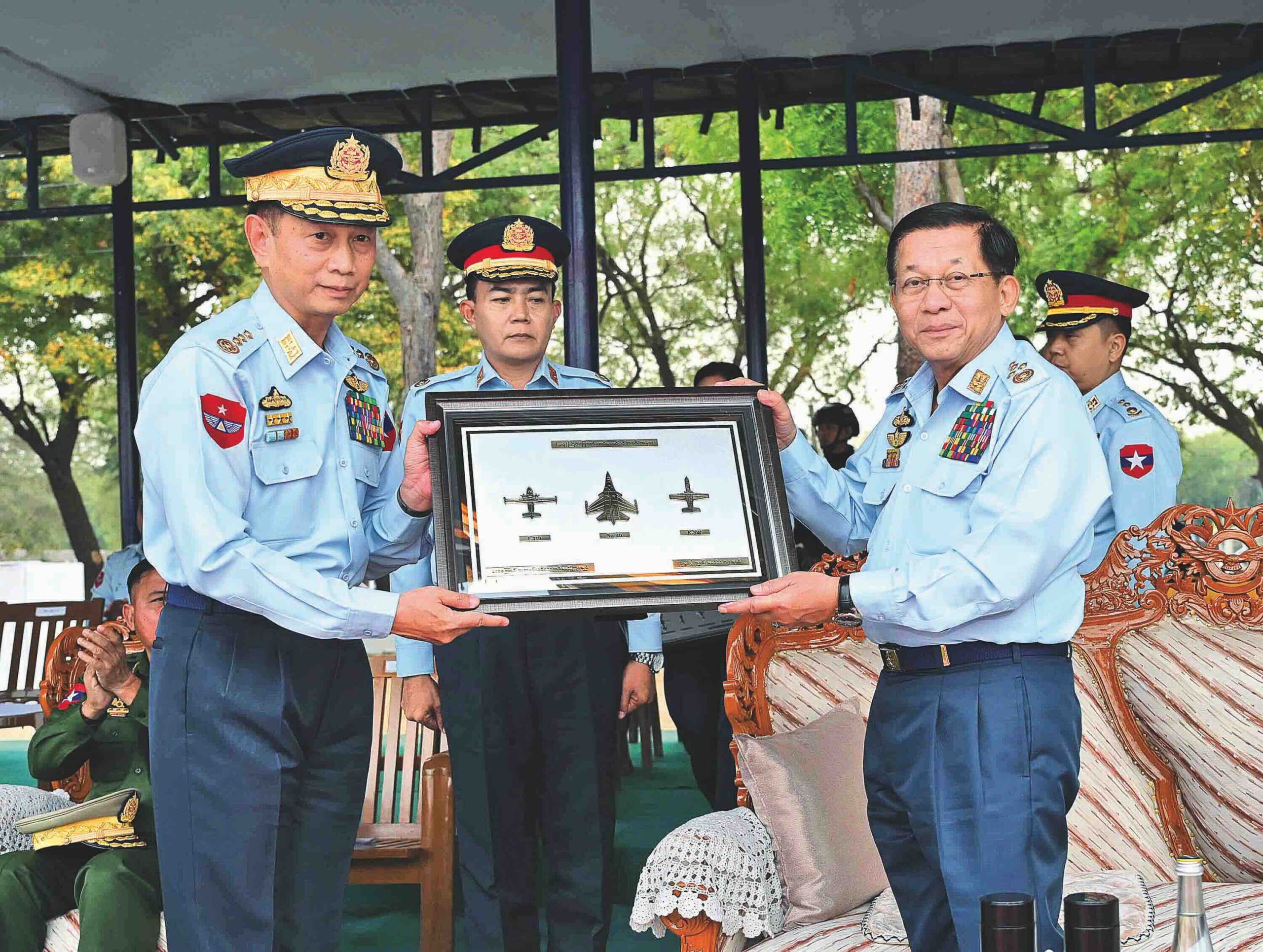 စစ်တပ်က ၂၀၂၆ ခုနှစ် မတ်လတွင် ထုတ်ပြန်သော စစ်လေယာဉ်သစ်များ မိတ်ဆက်ပွဲ အခမ်းအနားတွင် တွေ့ရသည့် အာဏာသိမ်းစစ်ခေါင်းဆောင်နှင့် လေတပ်ခေါင်းဆောင်များ။