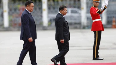 ၂၀၂၆ ခုနှစ် ဩဂုတ်လ ၆ ရက်တွင် ဘန်ကောက်မြို့ အစိုးရအိမ်တော်၌ ထိုင်းဝန်ကြီးချုပ် အနုတင်ချန်ဝီရကွန်းက မင်းအောင်လှိုင်ကို ကော်ဇောနီခင်းပြီး ကြိုဆိုခဲ့သည်။ (ဓာတ်ပုံ- EPA)
