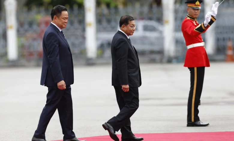 ၂၀၂၆ ခုနှစ် ဩဂုတ်လ ၆ ရက်တွင် ဘန်ကောက်မြို့ အစိုးရအိမ်တော်၌ ထိုင်းဝန်ကြီးချုပ် အနုတင်ချန်ဝီရကွန်းက  မင်းအောင်လှိုင်ကို ကော်ဇောနီခင်းပြီး ကြိုဆိုခဲ့သည်။ (ဓာတ်ပုံ- EPA)  