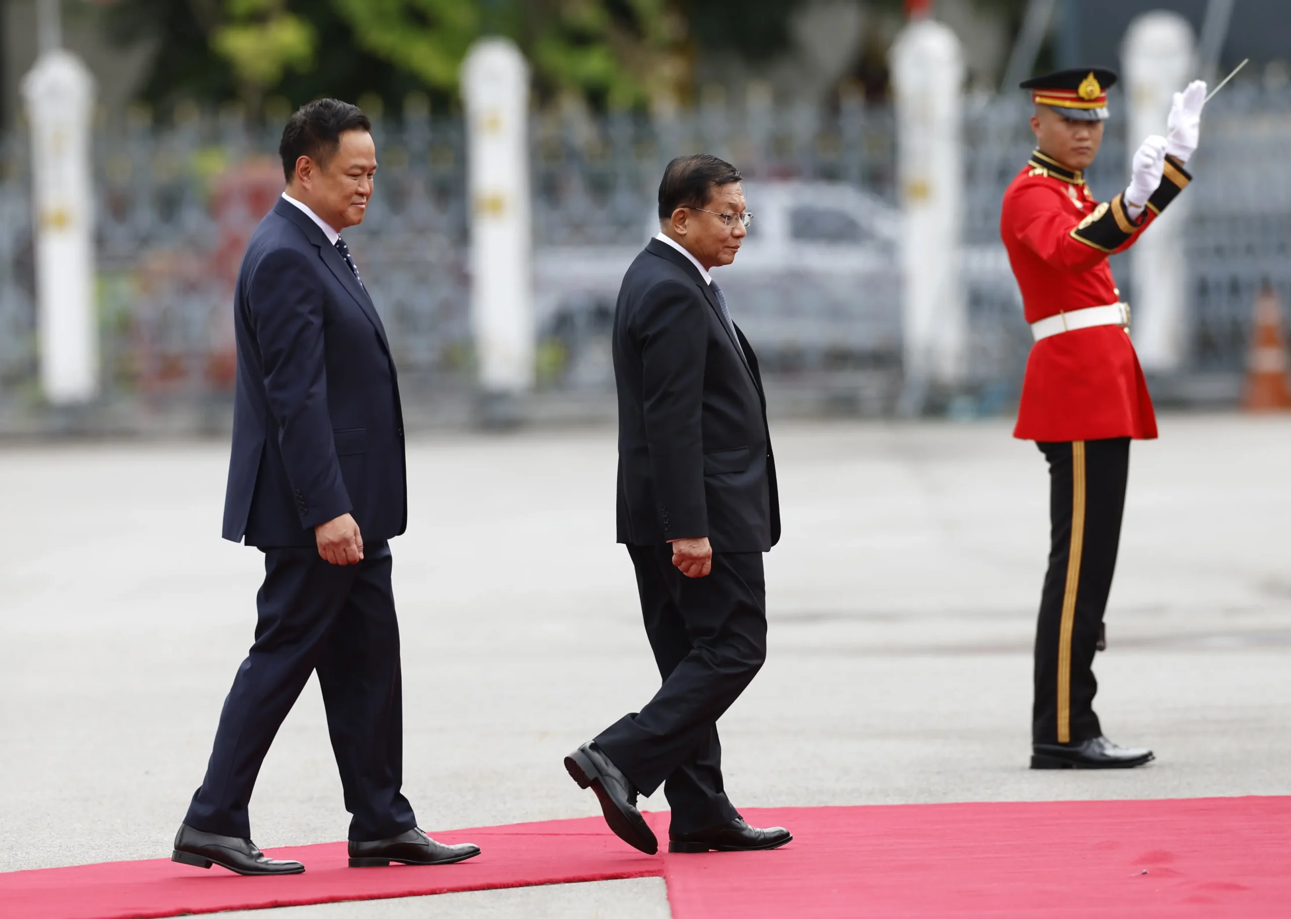 ၂၀၂၆ ခုနှစ် ဩဂုတ်လ ၆ ရက်တွင် ဘန်ကောက်မြို့ အစိုးရအိမ်တော်၌ ထိုင်းဝန်ကြီးချုပ် အနုတင်ချန်ဝီရကွန်းက  မင်းအောင်လှိုင်ကို ကော်ဇောနီခင်းပြီး ကြိုဆိုခဲ့သည်။ (ဓာတ်ပုံ- EPA)  