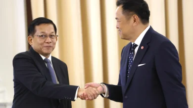 ၂၀၂၆ ခုနှစ် ဩဂုတ်လ ၆ ရက်က ဘန်ကောက်မြို့တွင် တွေ့ရသည့် မြန်မာစစ်ခေါင်းဆောင် ဦးမင်းအောင်လှိုင်နှင့် ထိုင်းဝန်ကြီးချုပ် အနုတင်ချန်ဝီရကွန်း။ (ဓာတ်ပုံ- EPA)