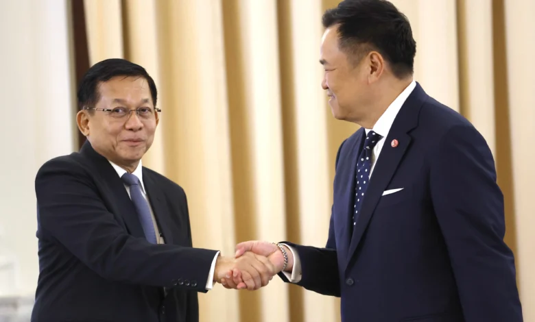 ၂၀၂၆ ခုနှစ် ဩဂုတ်လ ၆ ရက်က ဘန်ကောက်မြို့တွင် တွေ့ရသည့် မြန်မာစစ်ခေါင်းဆောင် ဦးမင်းအောင်လှိုင်နှင့် ထိုင်းဝန်ကြီးချုပ် အနုတင်ချန်ဝီရကွန်း။ (ဓာတ်ပုံ- EPA)