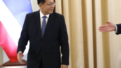 ၂၀၂၆ ခုနှစ် ဩဂုတ်လ ၆ ရက်က ဘန်ကောက်မြို့ အစိုးရအိမ်တော်မှာ ထိုင်းဝန်ကြီးချုပ် အနုတင်ချန်ဝီရကွန်နဲ့ လက်ဆွဲနှုတ်ဆက်ဖို့ ပြင်နေတဲ့ မင်းအောင်လှိုင်။ (ဓာတ်ပုံ- EPA)