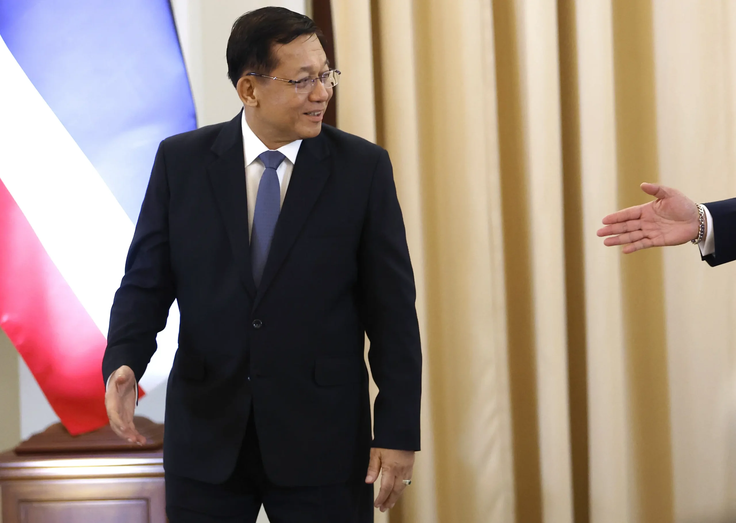 ၂၀၂၆ ခုနှစ် ဩဂုတ်လ ၆ ရက်က ဘန်ကောက်မြို့ အစိုးရအိမ်တော်မှာ ထိုင်းဝန်ကြီးချုပ် အနုတင်ချန်ဝီရကွန်နဲ့ လက်ဆွဲနှုတ်ဆက်ဖို့ ပြင်နေတဲ့ မင်းအောင်လှိုင်။ (ဓာတ်ပုံ- EPA)