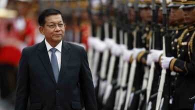 ဩဂုတ်လ ၆ ရက်တွင် ထိုင်းနိုင်ငံသို့ ရောက်ရှိလာသည့် အာဏာသိမ်းစစ်ခေါင်းဆောင်ကို ဂုဏ်ပြုတပ်ဖွဲ့က ကြိုဆိုနေစဉ်။ (ဓာတ်ပုံ- EPA)