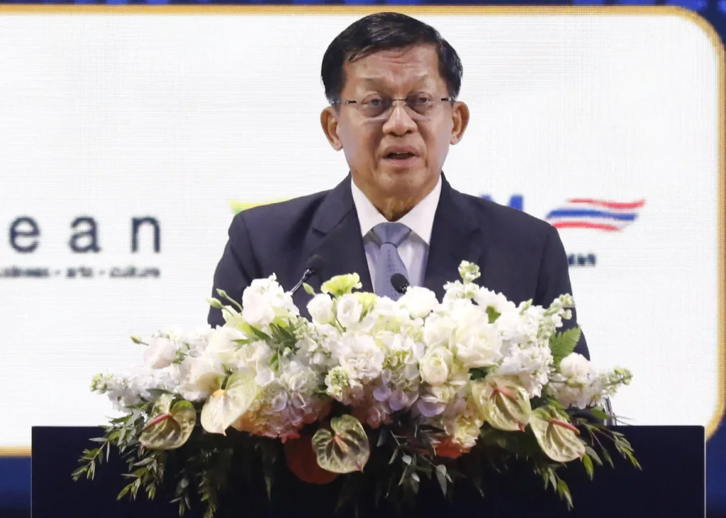 ဩဂုတ်လ ၆ ရက်နေ့တွင် ထိုင်းနိုင်ငံ၊ ဘန်ကောက်မြို့ရှိ ကွန်ဗင်းရှင်းစင်တာ၌ ကျင်းပသော ထိုင်း-မြန်မာ စီးပွားရေးဖိုရမ် ၂၀၂၆ တွင် မြန်မာသမ္မတ ဦးမင်းအောင်လှိုင် မိန့်ခွန်း ပြောကြားနေစဉ်။ (ဓာတ်ပုံ-EPA)  