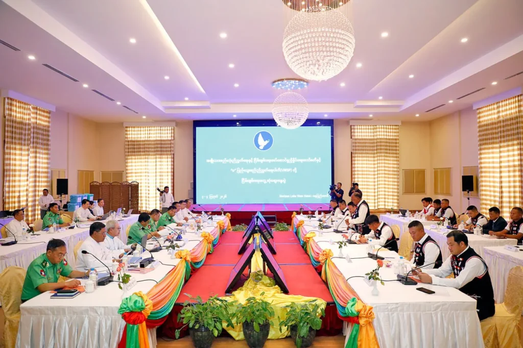 ဩဂုတ်လ ၃ ရက်က အမျိုးသားစည်းလုံးညီညွတ်ရေးနှင့် ငြိမ်းချမ်းရေးဖော်ဆောင်မှုညှိနှိုင်းရေး ကော်မတီနှင့် “ဝ” ပြည်သွေးစည်းညီညွတ်ရေးပါတီ(UWSP)တို့ နေပြည်တော်ရှိ Horizon Lake View ဟိုတယ်၌ တွေ့ဆုံဆွေးနွေးနေကြစဉ်။ (ဓာတ်ပုံ-CINCDS) 
