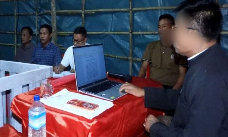 -ဩဂုတ်လ ၅ ရက်တွင် AA တရားရုံးက အမိန့်ချမှတ်ရန် ပြင်ဆင်နေသည်ကို တွေ့ရစဉ်။ (ဓာတ်ပုံ- AA ၏ ‘အာရက္ခမှုခင်းနဲ့ ဆက်စပ်သတင်းများထုတ်ပြန်ရေးအဖွဲ့’ )