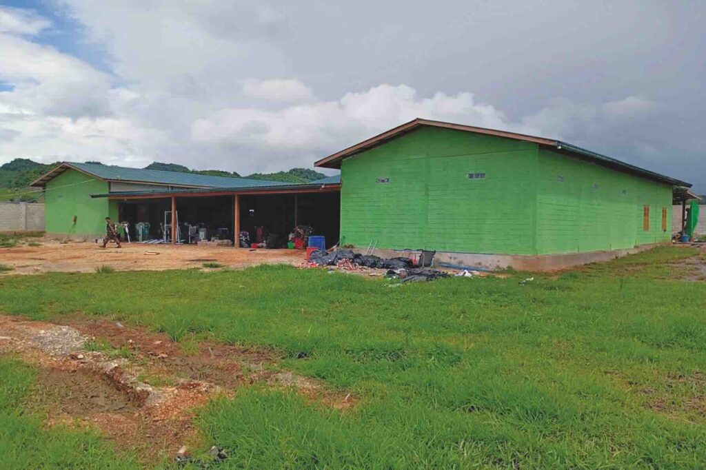 နားရိုင်းရွာသစ်အနီး ကျားဖြန့်စခန်းမှ သိမ်းဆည်းရမိသော သေနတ်၊ ဖုန်းနှင့် လုပ်ငန်းရုံတို့အား ထုတ်ပြန်ထားစဉ်။ (ဓာတ်ပုံ- မြဝတီ) 