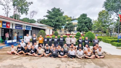 နားရိုင်းရွာသစ်ကျေးရွာအနီး ကျားဖြန့်စခန်းမှ ဖမ်းဆီးရမိသော တရုတ်နိုင်ငံသားများအနက် ၃၆ ဦးကို ထုတ်ပြန်ထားစဉ်။ (ဓာတ်ပုံ- မြဝတီ)