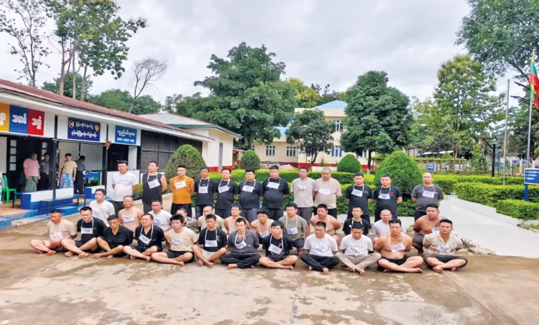 နားရိုင်းရွာသစ်ကျေးရွာအနီး ကျားဖြန့်စခန်းမှ ဖမ်းဆီးရမိသော တရုတ်နိုင်ငံသားများအနက် ၃၆ ဦးကို ထုတ်ပြန်ထားစဉ်။ (ဓာတ်ပုံ- မြဝတီ)