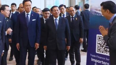 ကြာသပတေးနေ့က ဘန်ကောက်၌ ကျင်းပသည့် ထိုင်းမြန်မာစီးပွားရေးဆွေးနွေးပွဲသို့ မြန်မာစစ်ခေါင်းဆောင် ဦးမင်းအောင်လှိုင်နှင့် ထိုင်းဝန်ကြီးချုပ် အနုတင် ချန်ဝီရကွန်းတို့ ရောက်ရှိလာစဉ်။ (Screenshot: Thai Khu Fah/Facebook)