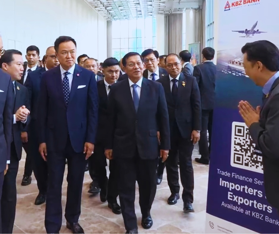 ကြာသပတေးနေ့က ဘန်ကောက်၌ ကျင်းပသည့် ထိုင်းမြန်မာစီးပွားရေးဆွေးနွေးပွဲသို့ မြန်မာစစ်ခေါင်းဆောင် ဦးမင်းအောင်လှိုင်နှင့် ထိုင်းဝန်ကြီးချုပ် အနုတင် ချန်ဝီရကွန်းတို့ ရောက်ရှိလာစဉ်။ (Screenshot: Thai Khu Fah/Facebook)
