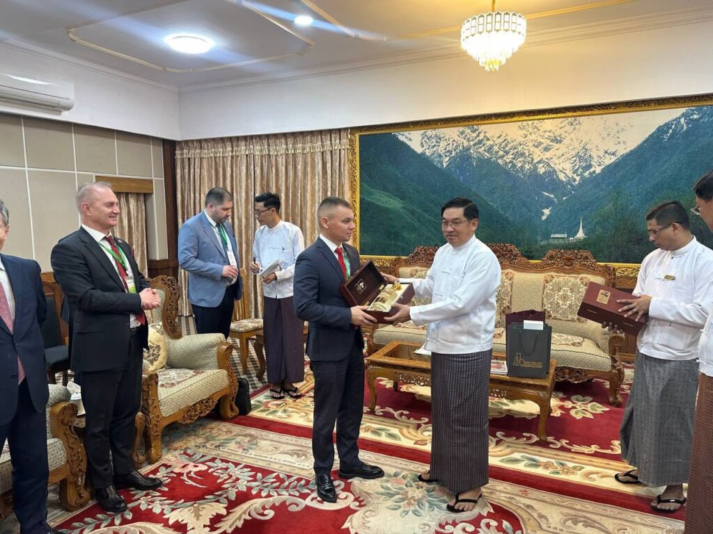 Astra Group ၏ အမှုဆောင် Nikolay Pryanishnikovနှင့် မြန်မာစစ်တပ် တာဝန်ရှိသူများ ယခုနှစ်ဇန်နဝါရီလတွင် နေပြည်တော်၌ တွေ့ဆုံခဲ့စဉ်။ (ဓာတ်ပုံ- Nikolay Pryanishnikov/Facebook)