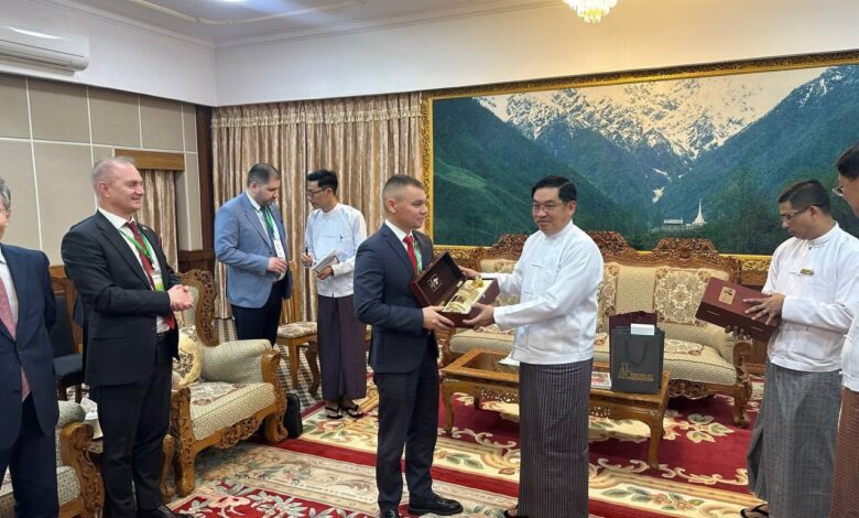 Astra Group ၏ အမှုဆောင် Nikolay Pryanishnikovနှင့် မြန်မာစစ်တပ် တာဝန်ရှိသူများ ယခုနှစ်ဇန်နဝါရီလတွင် နေပြည်တော်၌ တွေ့ဆုံခဲ့စဉ်။ (ဓာတ်ပုံ- Nikolay Pryanishnikov/Facebook)