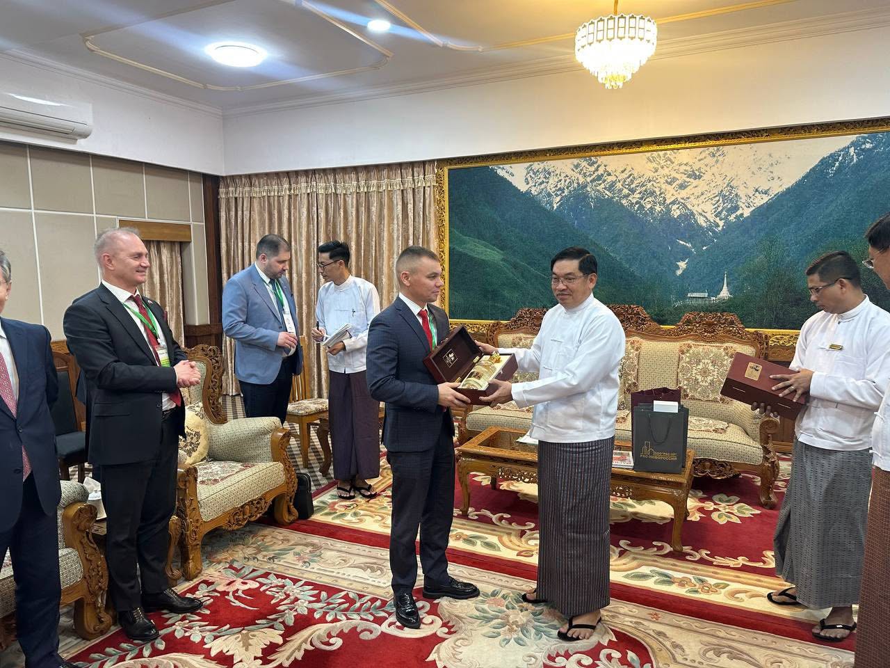 Astra Group ၏ အမှုဆောင် Nikolay Pryanishnikovနှင့် မြန်မာစစ်တပ် တာဝန်ရှိသူများ ယခုနှစ်ဇန်နဝါရီလတွင် နေပြည်တော်၌ တွေ့ဆုံခဲ့စဉ်။ (ဓာတ်ပုံ- Nikolay Pryanishnikov/Facebook)