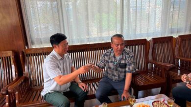 PNO အတွင်းရေးမှူးချုပ် ဦးခွန်သိန်းဖေ (ယာ) နှင့်အတူတွေ့ရသည့် UWSP နိုင်ငံရေးဌာန ဌာနကြီးမှူး ဦးကျောက်အိုက်နပ်လိုင် (ဝဲ)။ Photo Credit - Khun Thein Pe Facebook