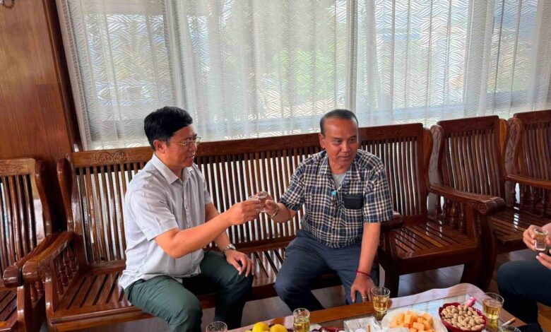 PNO အတွင်းရေးမှူးချုပ် ဦးခွန်သိန်းဖေ (ယာ) နှင့်အတူတွေ့ရသည့် UWSP နိုင်ငံရေးဌာန ဌာနကြီးမှူး ဦးကျောက်အိုက်နပ်လိုင် (ဝဲ)။ Photo Credit - Khun Thein Pe Facebook