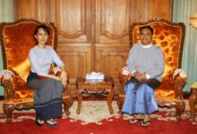 ၂၀၀၇ ခုနှစ် ရွှေဝါရောင်တော်လှန်ရေးပါဝင်ဆန္ဒပြသူများကို သွေးထွက်သံယိုပစ်ခတ်နှိမ်နင်းပြီး ထိုနှစ်အောက်တိုဘာလ ၂၅ ရက်တွင် ဒေါ်အောင်ဆန်းစုကြည်နှင့် စစ်တပ်ကိုယ်စားလှယ် အလုပ်သမားဝန်ကြီး ဦးအောင်ကြည်တို့တွေ့ဆုံခဲ့စဉ်။ (ဓာတ်ပုံ - AFP)