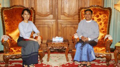 ၂၀၀၇ ခုနှစ် ရွှေဝါရောင်တော်လှန်ရေးပါဝင်ဆန္ဒပြသူများကို သွေးထွက်သံယိုပစ်ခတ်နှိမ်နင်းပြီး ထိုနှစ်အောက်တိုဘာလ ၂၅ ရက်တွင် ဒေါ်အောင်ဆန်းစုကြည်နှင့် စစ်တပ်ကိုယ်စားလှယ် အလုပ်သမားဝန်ကြီး ဦးအောင်ကြည်တို့တွေ့ဆုံခဲ့စဉ်။ (ဓာတ်ပုံ - AFP)
