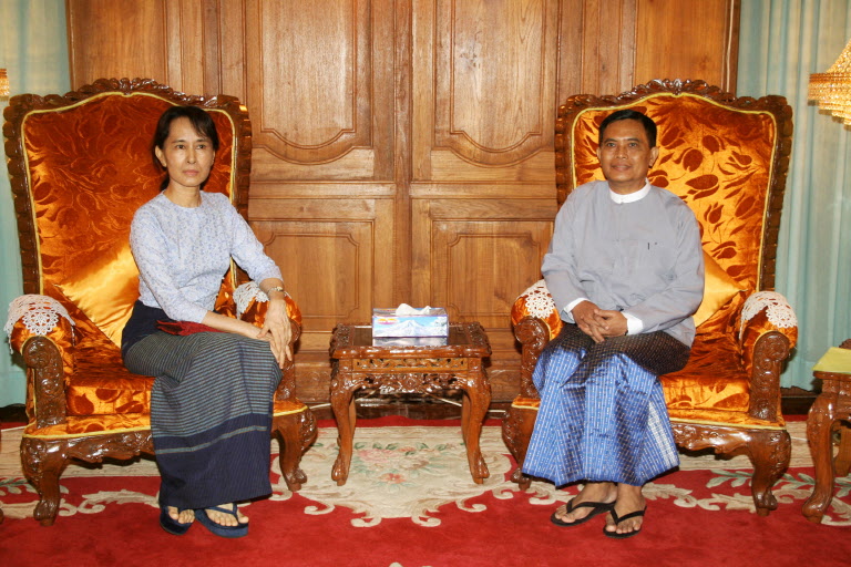 ၂၀၀၇ ခုနှစ် ရွှေဝါရောင်တော်လှန်ရေးပါဝင်ဆန္ဒပြသူများကို သွေးထွက်သံယိုပစ်ခတ်နှိမ်နင်းပြီး ထိုနှစ်အောက်တိုဘာလ ၂၅ ရက်တွင် ဒေါ်အောင်ဆန်းစုကြည်နှင့် စစ်တပ်ကိုယ်စားလှယ် အလုပ်သမားဝန်ကြီး ဦးအောင်ကြည်တို့တွေ့ဆုံခဲ့စဉ်။ (ဓာတ်ပုံ - AFP)