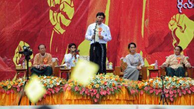 စစ်တပ်ရွေးဆွဲအတည်ပြုခဲ့သည့် ၂၀၀၈ ဖွဲ့စည်းပုံ အခြေခံဥပဒေအား ပြင်ဆင်ရန် တောင်းဆိုသည့် ၂၀၁၄ ခုနှစ် မေလ ၁၄ ရက်က ရန်ကုန်တွင် ကျင်းပခဲ့သည့် အခမ်းအနားတစ်ခု၌ ဦးမင်းကိုနိုင်နှင့် ဒေါ်အောင်ဆန်းစုကြည်တို့ အတူတွေ့ရစဉ်။ ( ဓာတ်ပုံ - AFP)