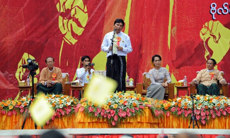 စစ်တပ်ရွေးဆွဲအတည်ပြုခဲ့သည့် ၂၀၀၈ ဖွဲ့စည်းပုံ အခြေခံဥပဒေအား ပြင်ဆင်ရန် တောင်းဆိုသည့် ၂၀၁၄ ခုနှစ် မေလ ၁၄ ရက်က ရန်ကုန်တွင် ကျင်းပခဲ့သည့် အခမ်းအနားတစ်ခု၌ ဦးမင်းကိုနိုင်နှင့် ဒေါ်အောင်ဆန်းစုကြည်တို့ အတူတွေ့ရစဉ်။ ( ဓာတ်ပုံ - AFP)