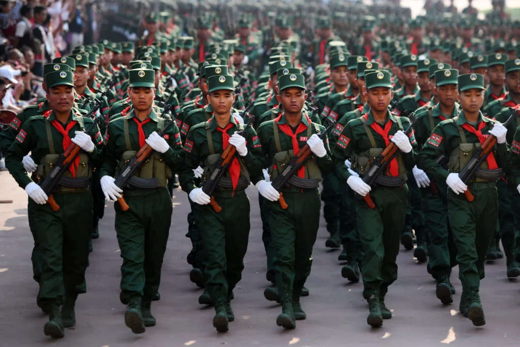 စစ်တပ်နှင့် အပစ်အခတ်ရပ်စဲရေး လက်မှတ်ရေးထိုးခဲ့သည့် နှစ် (၃၀) ပြည့် အထိမ်းအမှတ် စစ်ရေးပြအခမ်းအနားမတိုင်မီ “ဝ” ပြည်သွေးစည်းညီညွတ်ရေးတပ်မတော် (UWSA) စစ်သားများ လေ့ကျင့်နေသည်ကို ၂၀၁၉ ခုနှစ် ဧပြီလ ၁၅ ရက်တွင် ပန်ဆန်းမြို့၌ တွေ့ရစဉ်။ (ဓာတ်ပုံ - AFP)
