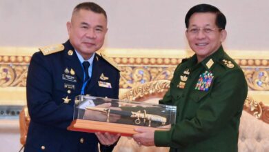 ၂၀၂၃ ခုနှစ် နိုဝင်ဘာလအတွင်း ထိုင်းတော်ဝင်လေတပ်ဦးစီးချုပ် ပွန်ပက်ဒီ ပတ်တနာကွန်နှင့် စစ်ခေါင်းဆောင်တို့ နေပြည်တော်တွင် တွေ့ဆုံခဲ့ကြစဉ်။ (ဓာတ်ပုံ- စစ်တပ်ထိန်းချုပ် မီဒီယာ)