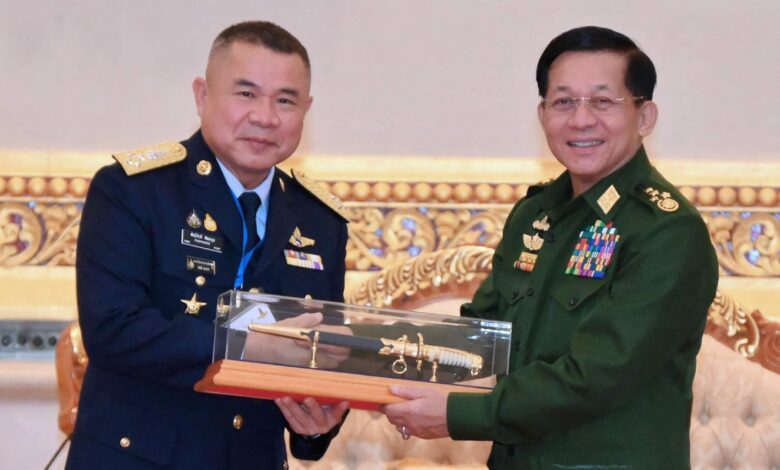 ၂၀၂၃ ခုနှစ် နိုဝင်ဘာလအတွင်း ထိုင်းတော်ဝင်လေတပ်ဦးစီးချုပ် ပွန်ပက်ဒီ ပတ်တနာကွန်နှင့် စစ်ခေါင်းဆောင်တို့ နေပြည်တော်တွင် တွေ့ဆုံခဲ့ကြစဉ်။ (ဓာတ်ပုံ- စစ်တပ်ထိန်းချုပ် မီဒီယာ)