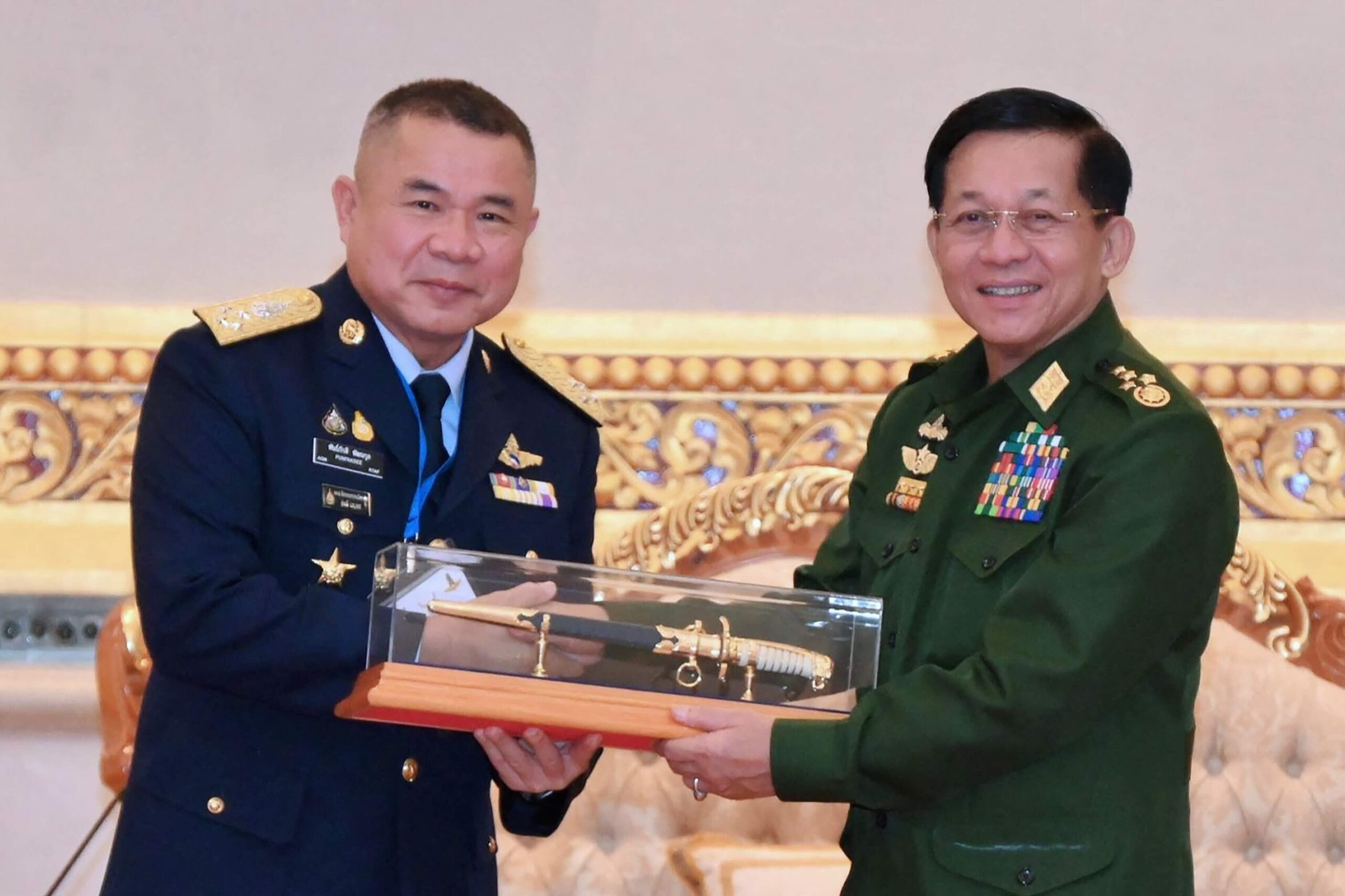၂၀၂၃ ခုနှစ် နိုဝင်ဘာလအတွင်း ထိုင်းတော်ဝင်လေတပ်ဦးစီးချုပ် ပွန်ပက်ဒီ ပတ်တနာကွန်နှင့် စစ်ခေါင်းဆောင်တို့ နေပြည်တော်တွင် တွေ့ဆုံခဲ့ကြစဉ်။ (ဓာတ်ပုံ- စစ်တပ်ထိန်းချုပ် မီဒီယာ)