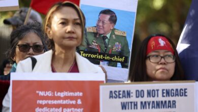 အာဆီယံ အဖွဲ့ဝင်နိုင်ငံများအား စစ်အုပ်စုနှင့် ပူးပေါင်းဆောင်ရွက်ခြင်းမပြုရန် ၂၀၂၄ ခုနှစ် မတ်လ ၄ ရက်ကသြစတြေးလျနိုင်ငံ မဲလ်ဘုန်းမြို့၌ ကျင်းပသည့် သြစတြေးလျ- အာဆီယံ ထိပ်သီးအစည်းအဝေး ကျင်းပရာနေရာအပြင်ဘက်တွင် တောင်းဆိုနေသူများကို တွေ့ရစဉ်။ (ဓာတ်ပုံ- AFP)