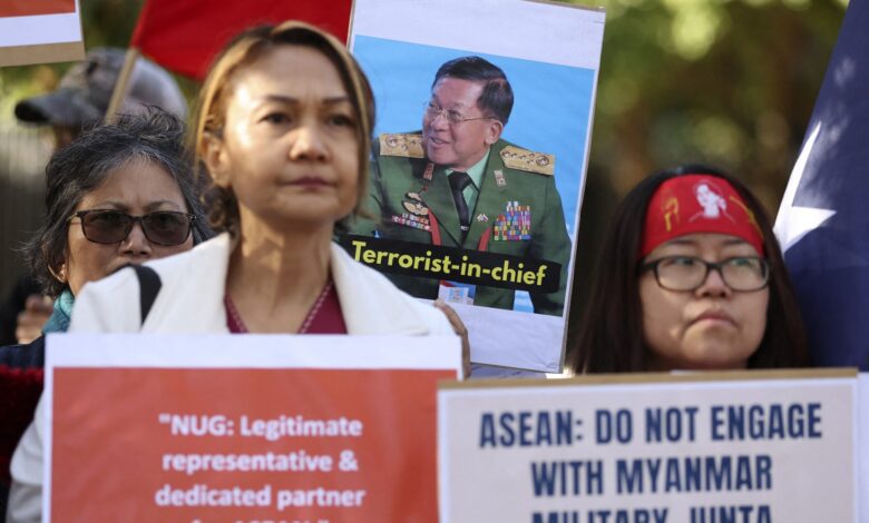 အာဆီယံ အဖွဲ့ဝင်နိုင်ငံများအား စစ်အုပ်စုနှင့် ပူးပေါင်းဆောင်ရွက်ခြင်းမပြုရန် ၂၀၂၄ ခုနှစ် မတ်လ ၄ ရက်ကသြစတြေးလျနိုင်ငံ မဲလ်ဘုန်းမြို့၌ ကျင်းပသည့် သြစတြေးလျ- အာဆီယံ ထိပ်သီးအစည်းအဝေး ကျင်းပရာနေရာအပြင်ဘက်တွင် တောင်းဆိုနေသူများကို တွေ့ရစဉ်။ (ဓာတ်ပုံ- AFP)