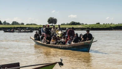 ၂၀၂၄ ခုနှစ် ဒီဇင်ဘာလ ၆ ရက်က ဗန်းမော်တိုက်ပွဲများမှ စစ်ရှောင်လာသူများ မြစ်ကိုဖြတ်ကူး၍ ရောက်ရှိလာကြစဉ်။ (ဓာတ်ပုံ- AFP)