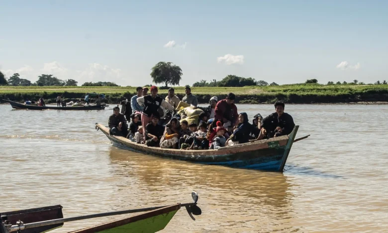 ၂၀၂၄ ခုနှစ် ဒီဇင်ဘာလ ၆ ရက်က ဗန်းမော်တိုက်ပွဲများမှ စစ်ရှောင်လာသူများ မြစ်ကိုဖြတ်ကူး၍ ရောက်ရှိလာကြစဉ်။ (ဓာတ်ပုံ- AFP) 