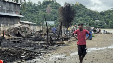 ဇွန်လ ၁၈ ရက်က ရခိုင်ပြည်နယ်အနောက်ပိုင်း ကျောက်တော်မြို့တွင် ဗုံးကြဲခံရပြီးနောက် အပျက်အစီးများအနီး တွေ့ရသော အမျိုးသားတစ်ဦး။ (ဓာတ်ပုံ- AFP)
