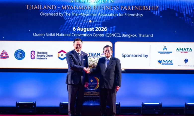၂၀၂၆ ခုနှစ် ဩဂုတ်လ ၆ ရက်က ထိုင်းနိုင်ငံ ဘန်ကောက်မြို့ရှိ Queen Sirikit National Convention Center တွင် ကျင်းပသည့် ထိုင်းမြန်မာစီးပွားရေးဖိုရမ်၌ ထိုင်းဝန်ကြီးချုပ် အနုတင် ချန်ဝီရကွန် (ဝဲ) နှင့် မြန်မာစစ်အစိုးရခေါင်းဆောင် ဦးမင်းအောင်လှိုင်တို့ လက်ဆွဲနှုတ်ဆက်နေစဉ်။ (ဓာတ်ပုံ - Chanakarn Laosarakham / AFP)
