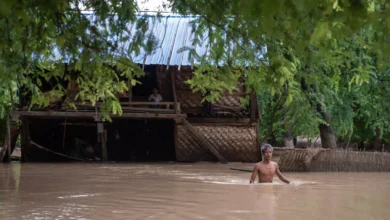 စစ်ကိုင်းတိုင်း ဝက်လက်မြို့နယ်အတွင်း ရေဘေးသင့်နေသည့် နေအိမ်တစ်လုံးကို ဩဂုတ်လ ၁၄ ရက်က တွေ့ရစဉ်။ (ဓာတ်ပုံ- AFP)