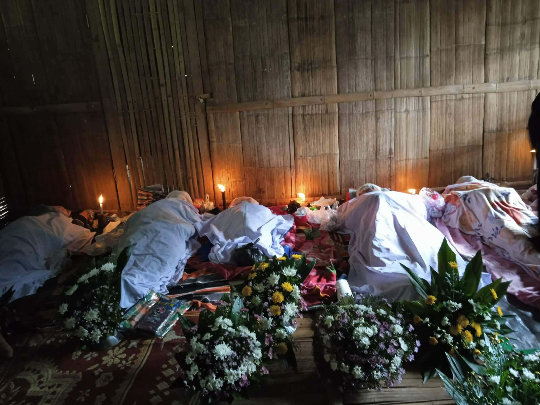 ဒရုန်းဗုံးကြဲမှုကြောင့် မကက်သရင်းအပါအဝင် သေဆုံးသွားသည့် ဒေါကူလယ်ဒေသခံများ၏ နာရေး ပြင်ဆင်ထားသည်ကို ယမန်နေ့က တွေ့ရစဉ်။ (ဓာတ်ပုံ-ထွန်းမြန်မာ ဒိုနေးရှင်း Facebook)