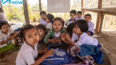 ယခုနှစ် မတ်လက နိုင်ငံအလယ်ပိုင်း မကွေးတိုင်း ပခုက္ကူခရိုင် ပေါက်မြို့နယ်ရှိ တောတောင်အတွင်း နေထိုင်နေကြရသည့် စစ်ရှောင်ကလေးငယ်များ စာသင်ကြားနေကြစဉ်။ (ဓာတ်ပုံ- မိုးဦး) 