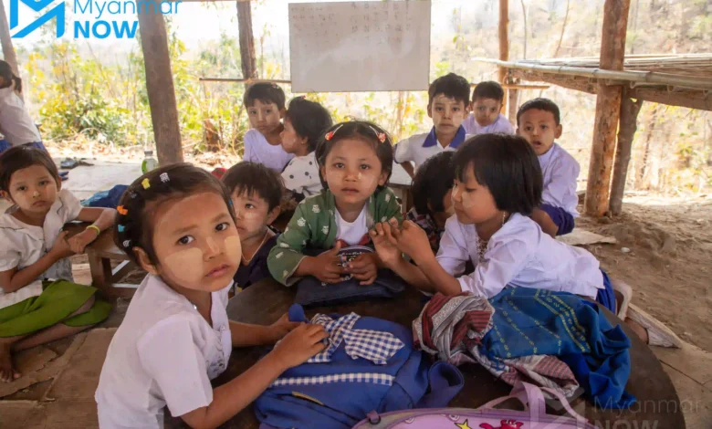 ယခုနှစ် မတ်လက နိုင်ငံအလယ်ပိုင်း မကွေးတိုင်း ပခုက္ကူခရိုင် ပေါက်မြို့နယ်ရှိ တောတောင်အတွင်း နေထိုင်နေကြရသည့် စစ်ရှောင်ကလေးငယ်များ စာသင်ကြားနေကြစဉ်။ (ဓာတ်ပုံ- မိုးဦး) 